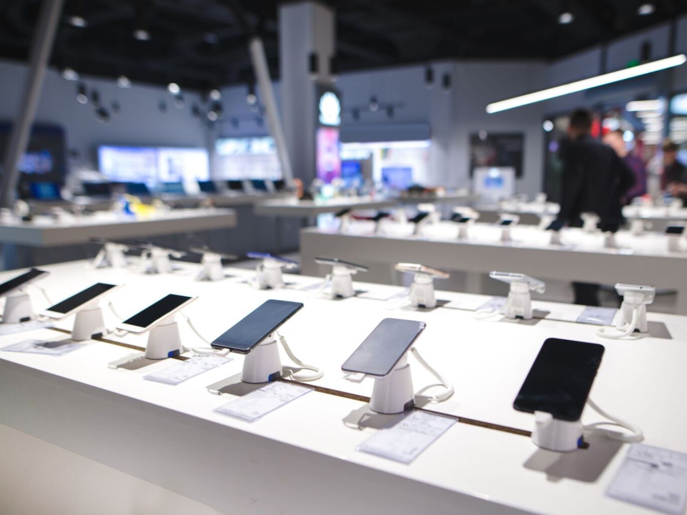 This Festive Season, Phone Retailers Get Brands Offline With Promotions